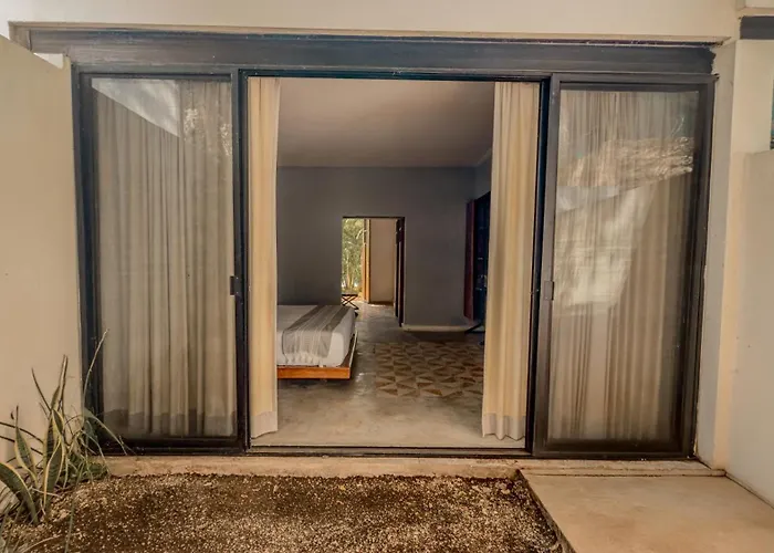 Hotel Unknown